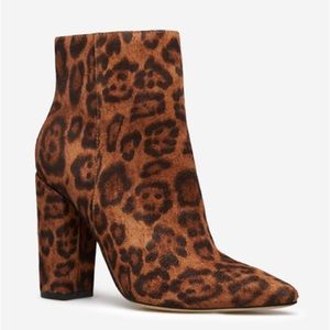 Shoedazzle block heel bootie, leopard print. Size 8.5.